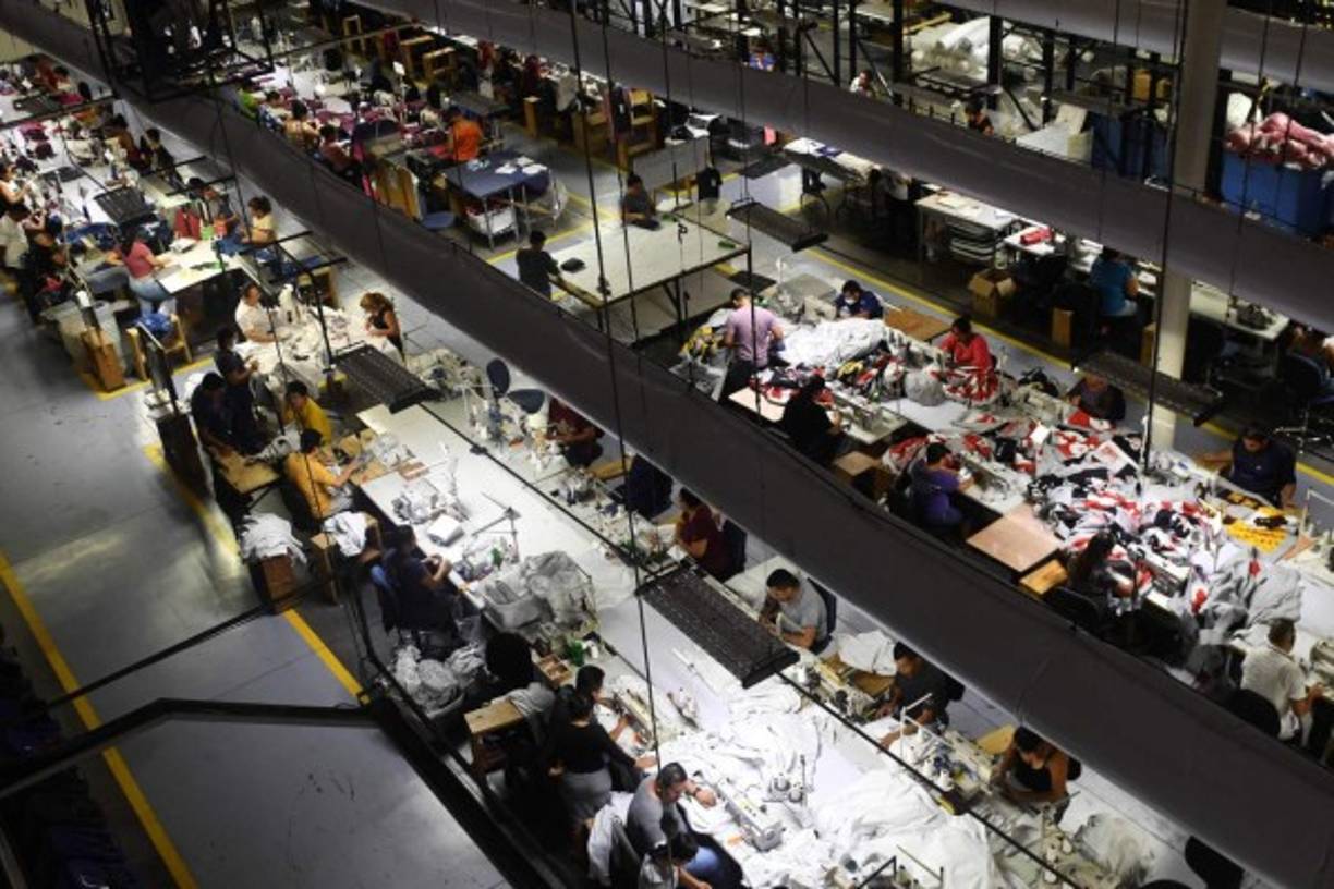 El ingeniero ha logrado lo que las autoridades no han podido: que exmiembros de pandillas rivales coexistan en un mismo lugar y trabajen juntos.<br/><br/>Bolaños celebra que desde 2009 que viene dando oportunidades a los jóvenes, ayudó a 'terminar' con una célula de la violenta Mara Salvatrucha que delinquía en Ciudad Obrera, una colonia pobre donde actualmente 'hay paz'.