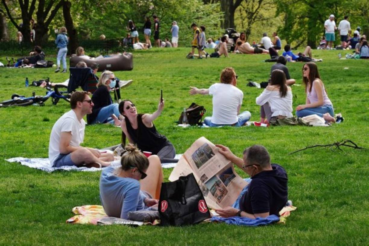 Cansados del encierro por la pandemia, los neoyorquinos aprovecharon el agradable clima de la primavera para regresar al Central Park.