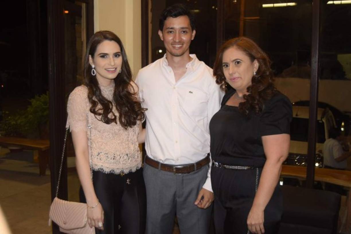 Paola Kattán, Alejo Martínez y Rosa Kattán.