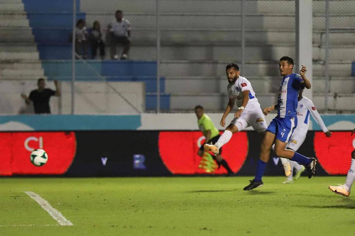 Así le pegó Jorge Álvarez al balón tras una genial asistencia de Edwin Rodríguez para hacer el golazo con el que empató Olimpia 1-1 contra el Victoria.