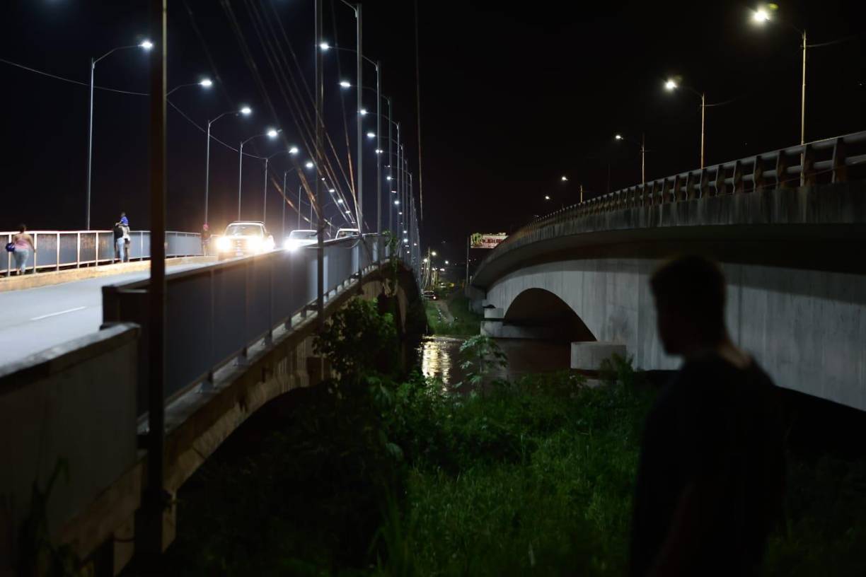 El Chamelecón solo ha crecido un par de pies y no representa riesgo, dijo Delmis Cardona, funcionario de esa comuna limeña y experto en gestión de riesgo