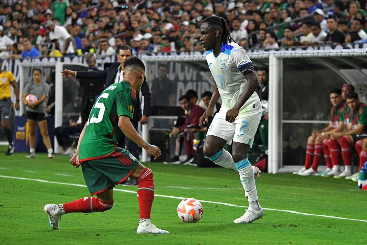 Alberth Elis lo intentaba por un costado, pero era imposible y cuando quería avanzar lo paraban con faltas. En este caso se lo bajó Uriel Antuna.