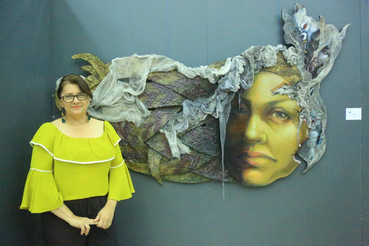 Mayra Casiano y su cuadro “Cuentos de camino real”. 