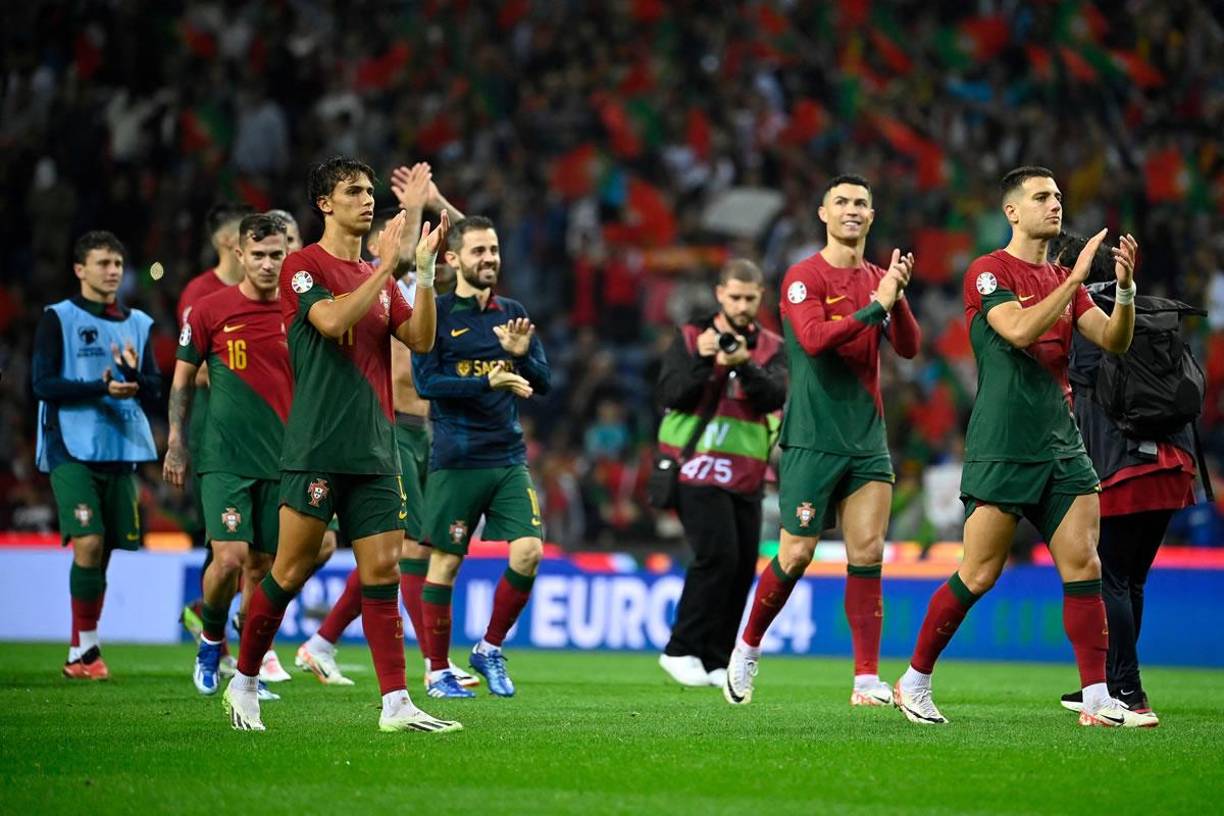 Cristiano Ronaldo y sus compañeros celebraron la clasificación con los aficionados portugueses.