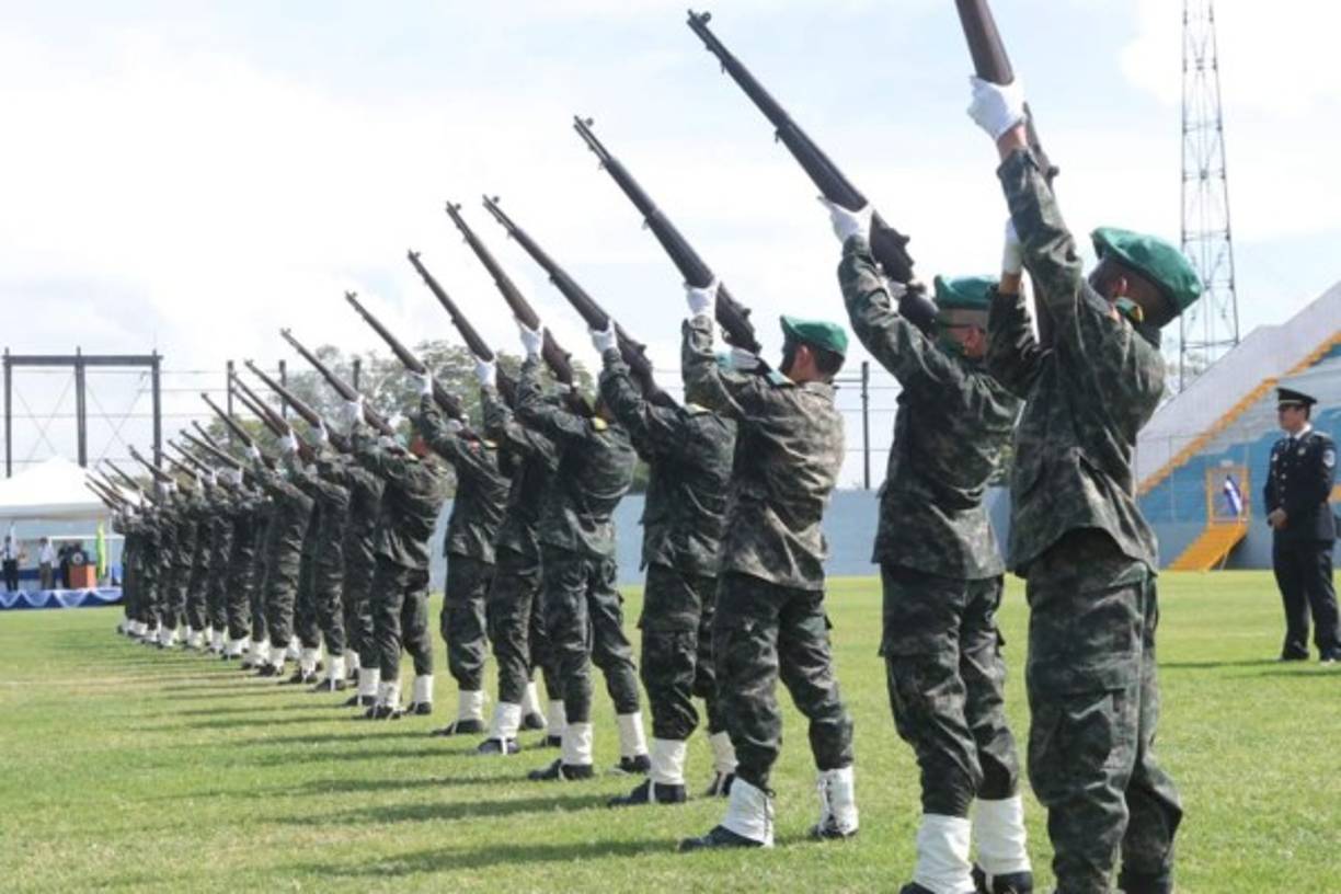 Escuadrón militar mostrando sus destrezas en el interior del Estadio Francisco Morazán.