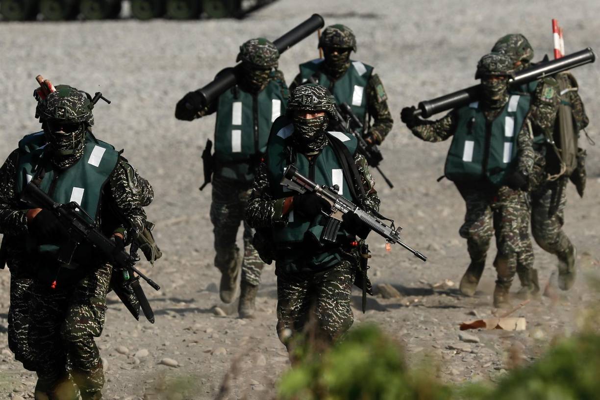 A los peatones y automóviles se les prohibieron que se desplazaran después de que las sirenas y las alertas de mensajes de texto señalaran ataques con misiles fingidos.