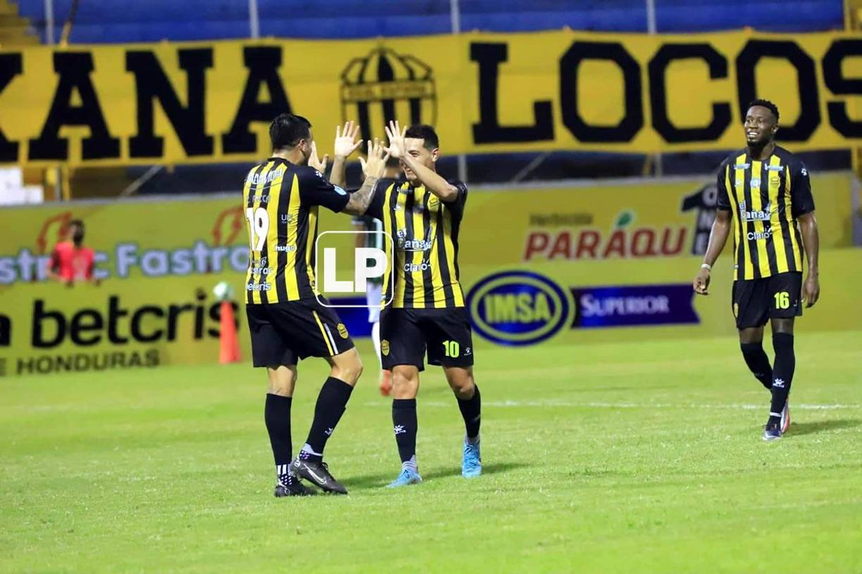 Luego Jhow Benavídez marcó el 2-0 del Real España y lo celebró con Ramiro Rocca.