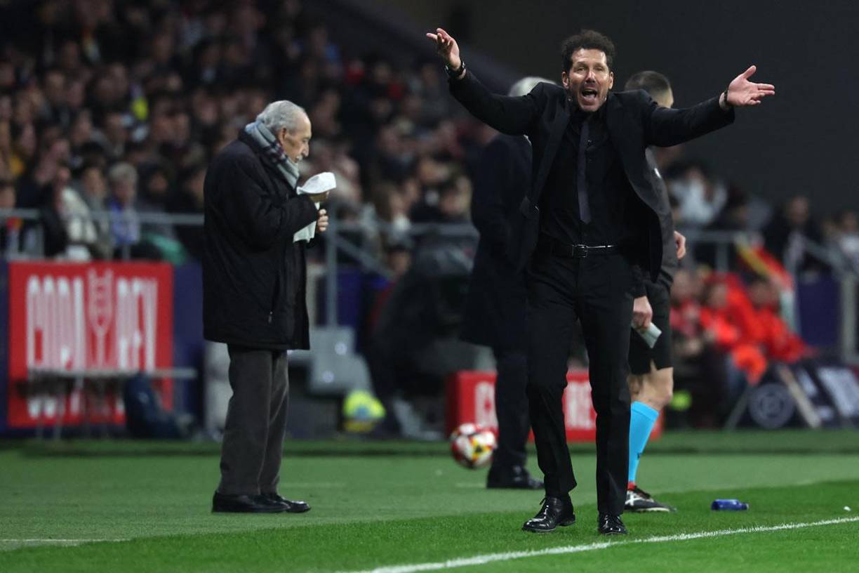 Diego Simeone animando a sus aficionados a alentar al equipo.