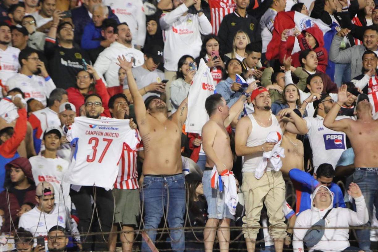Los aficionados del Olimpia festejaron la obtención de la Copa 37 en la historia de la Liga Nacional de Honduras.