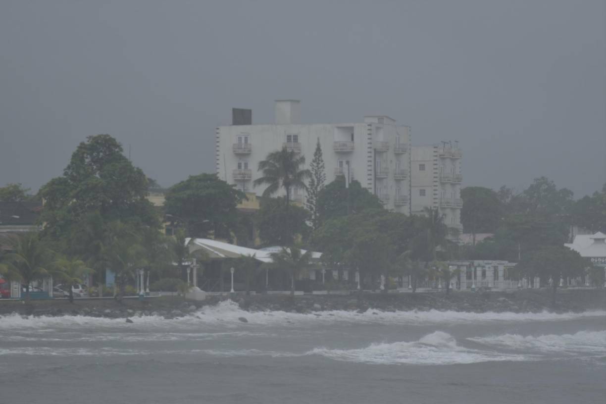 La Marina Mercante suspendió todas las actividades marítimas en la litoral del país, recomendando a la población mantenerse alejada de la zona costera.
