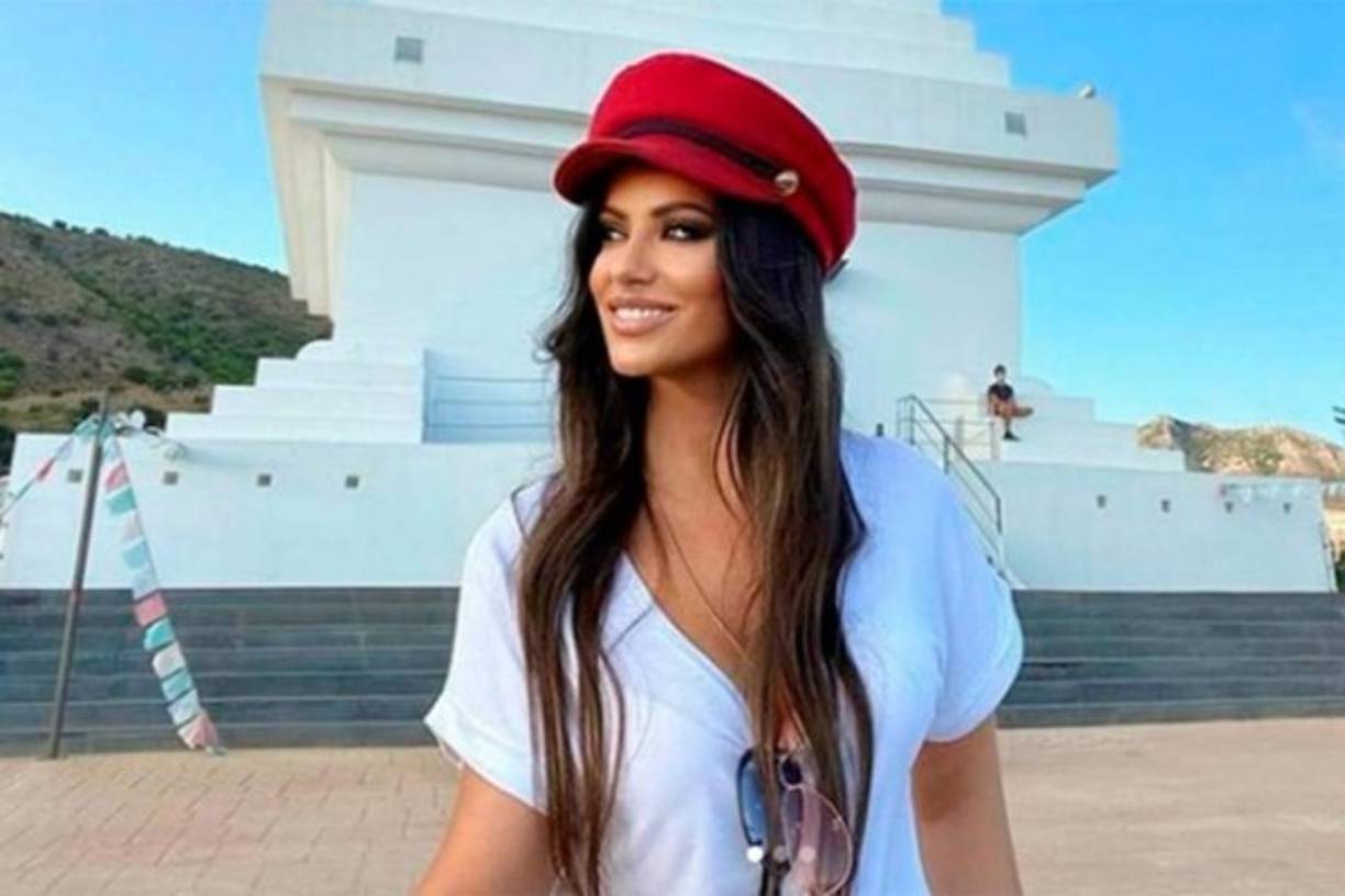 'Espero que pague quien de informaciones falsas o intente hacer daño. Soy una tía normal de la vida', comenzó diciendo la cantante tras la información que sería la nueva pareja sentimental de Iker Casillas.