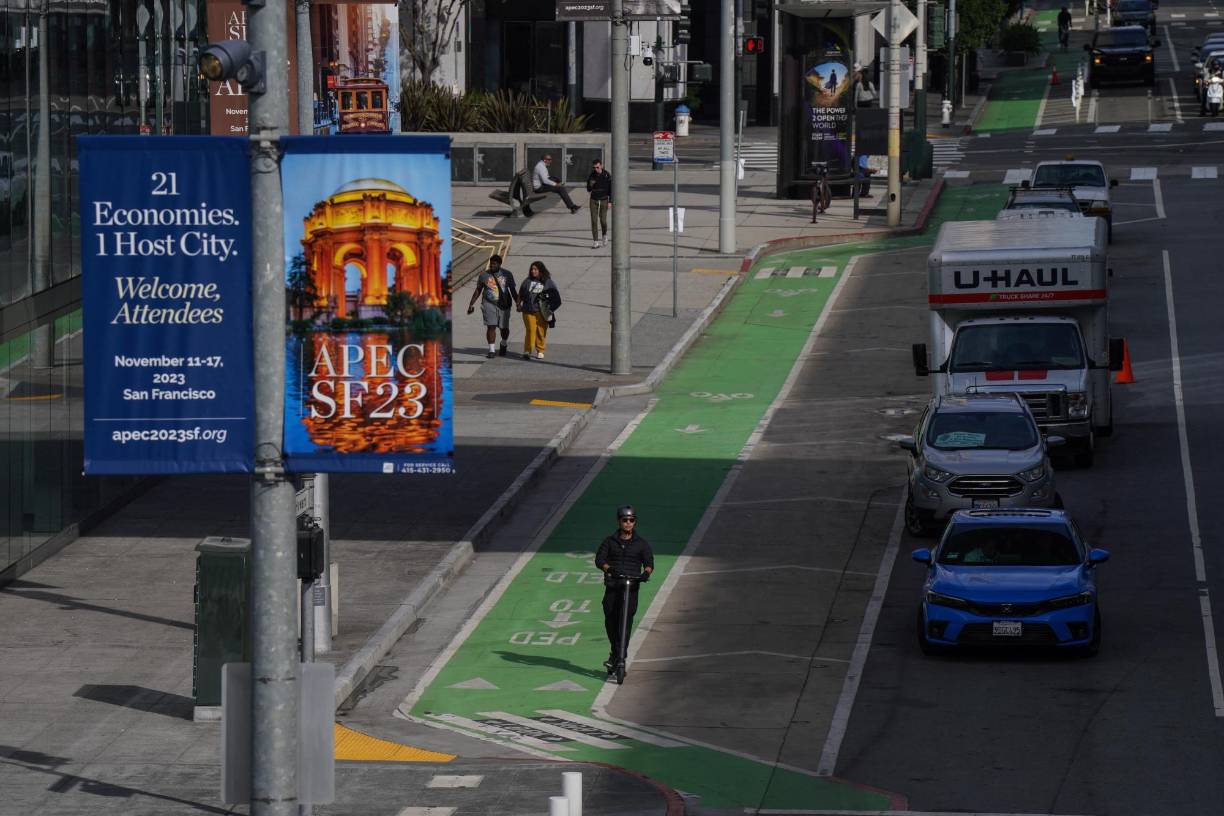 Algunas calles están inusualmente impecables. Callejones que albergan campamentos de personas sin hogar están inmaculados, mientras que en otras esquinas se respira el reciente paso de la manguera.