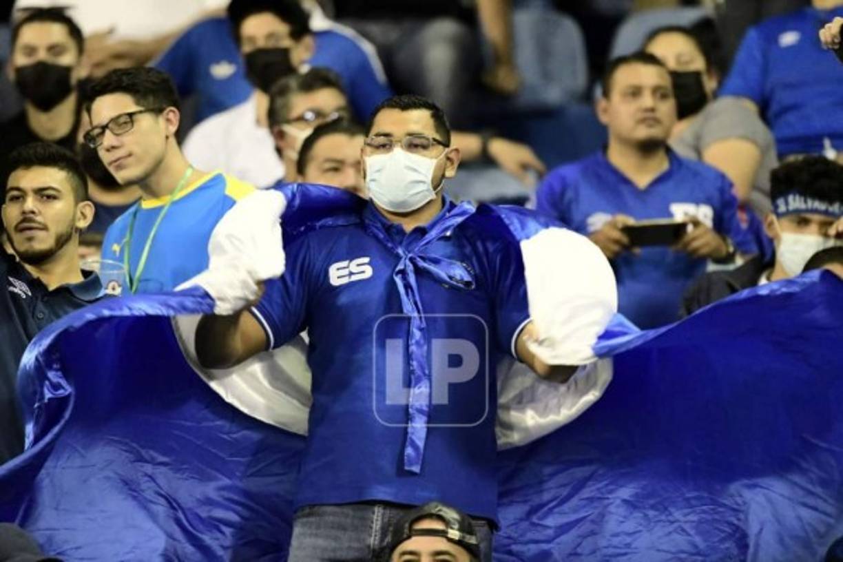 Un buen número de aficionados sí portaron mascarillas, pero otros no.