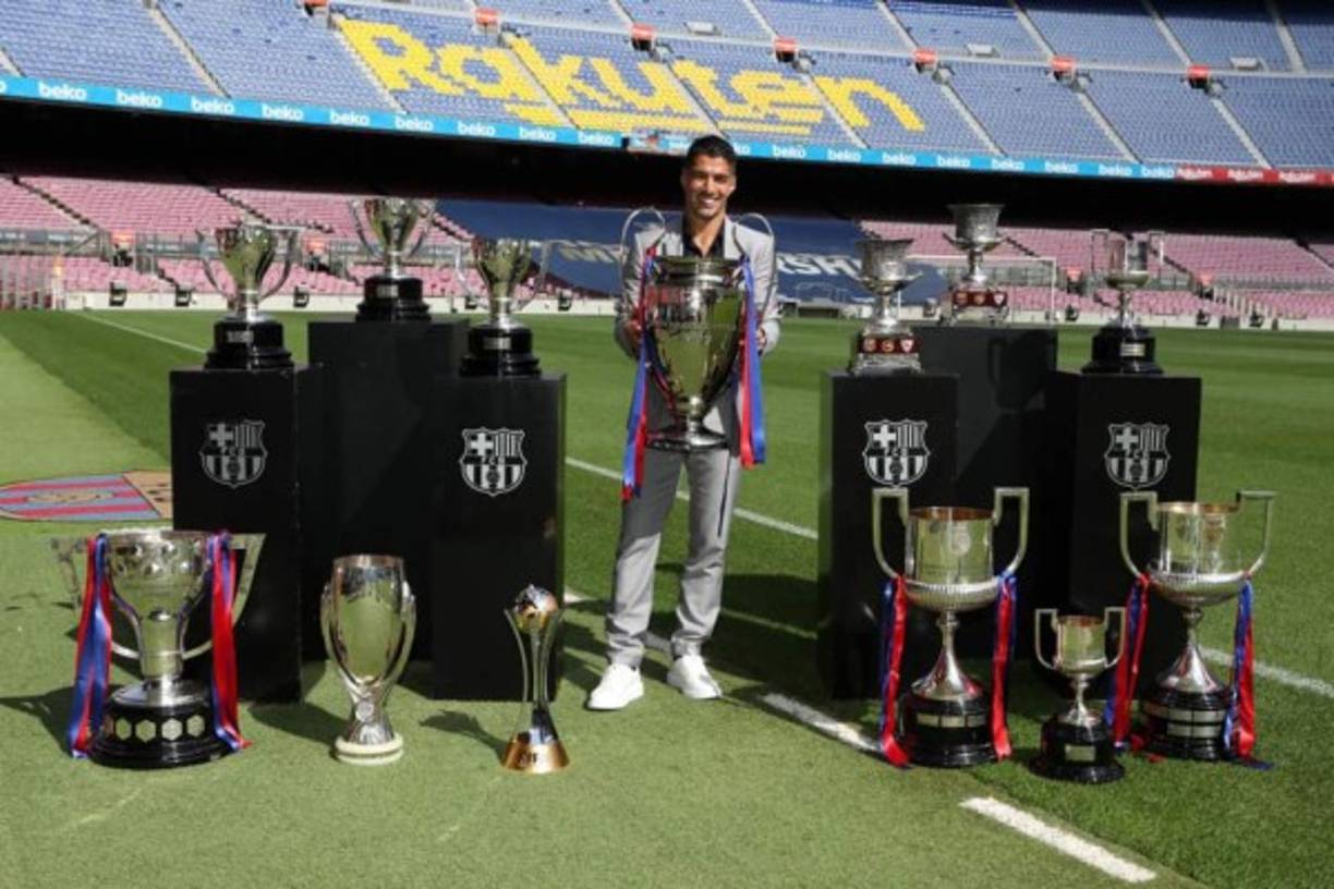 Luis Suárez, que ya es a todos los efectos jugador del Atlético, tras pasar este viernes el reconocimiento médico y firmar su contrato con el club colchonero, respondió envió un mensaje de agradecimiento y ánimo a su amigo argentino, lanzando también un dardo a la directiva barcelonista.