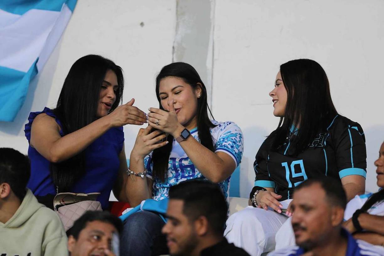 Las hermanas Vanessa y Daniela Hernández son novias de Edwin Rodríguez y Carlos Pineda, quienes jugaron ante Cuba.