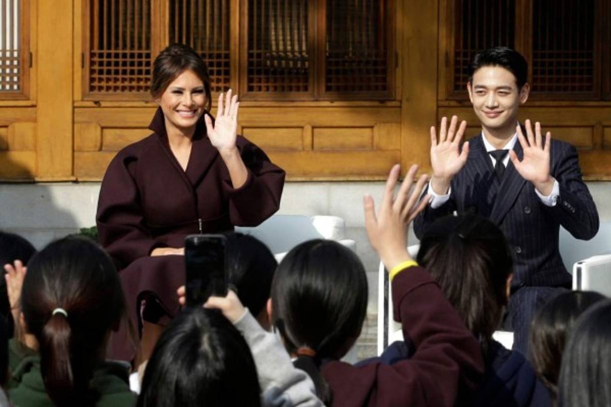 Melania se sentó con Choi Min-ho, un miembro del grupo coreano Shinee, mientras hablaban con estudiantes de Corea del Sur.
