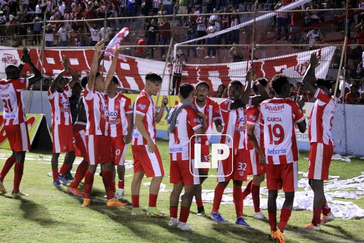 Los jugadores del Vida celebraron con sus aficionados el triunfo en el Clásico frente al Vida.