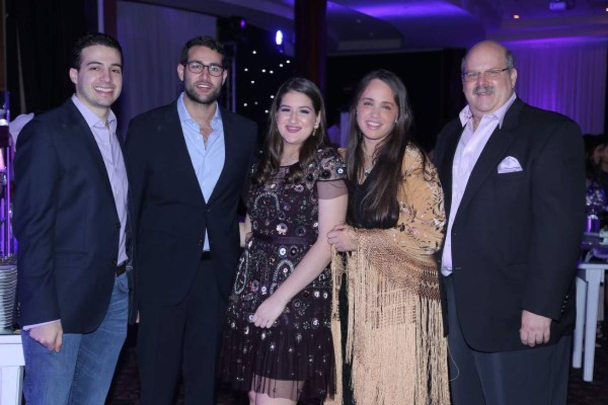Jorge Andrés y Rodrigo Canahuati, la quinceañera, Paola y Jorge Canahuati.