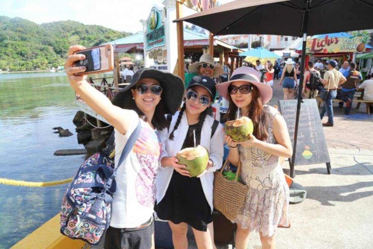 El crucero Allure of the Seas trajó a Roatán turistas argentinas, cubanas, portugueses, brasileñas, estadounidenses, ecuatorianoas, venezolanas, puertorriqueños y canadienses.