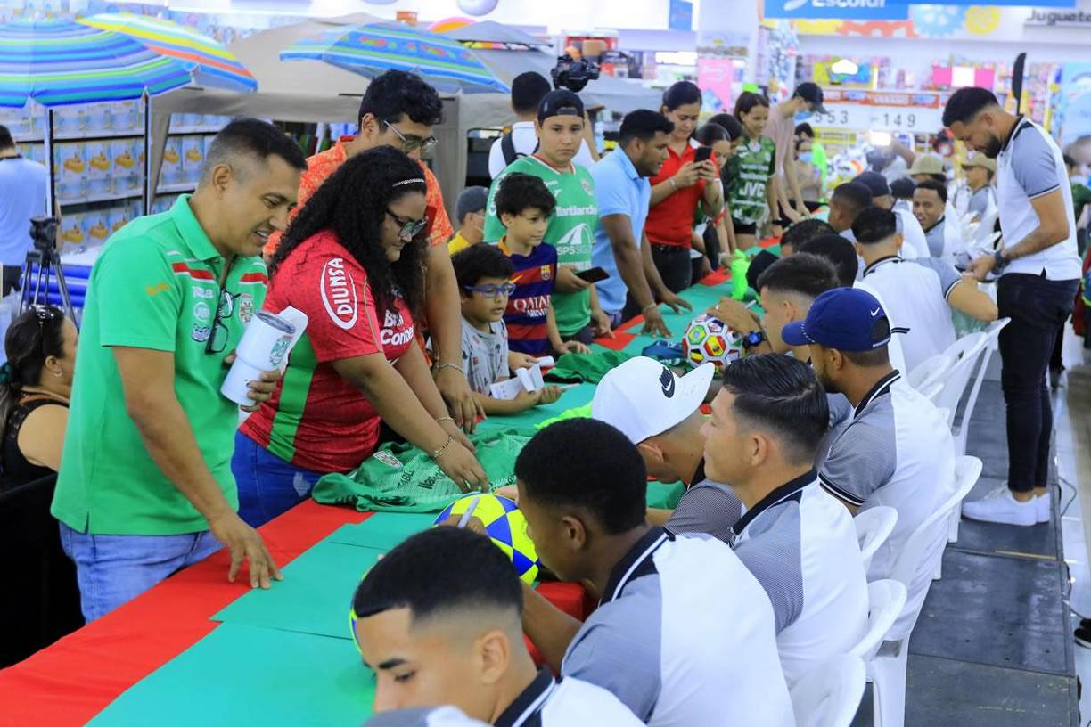 En medio de un ambiente festivo, se realizó la firma de autógrafos con los seguidores del Monstruo Verde.