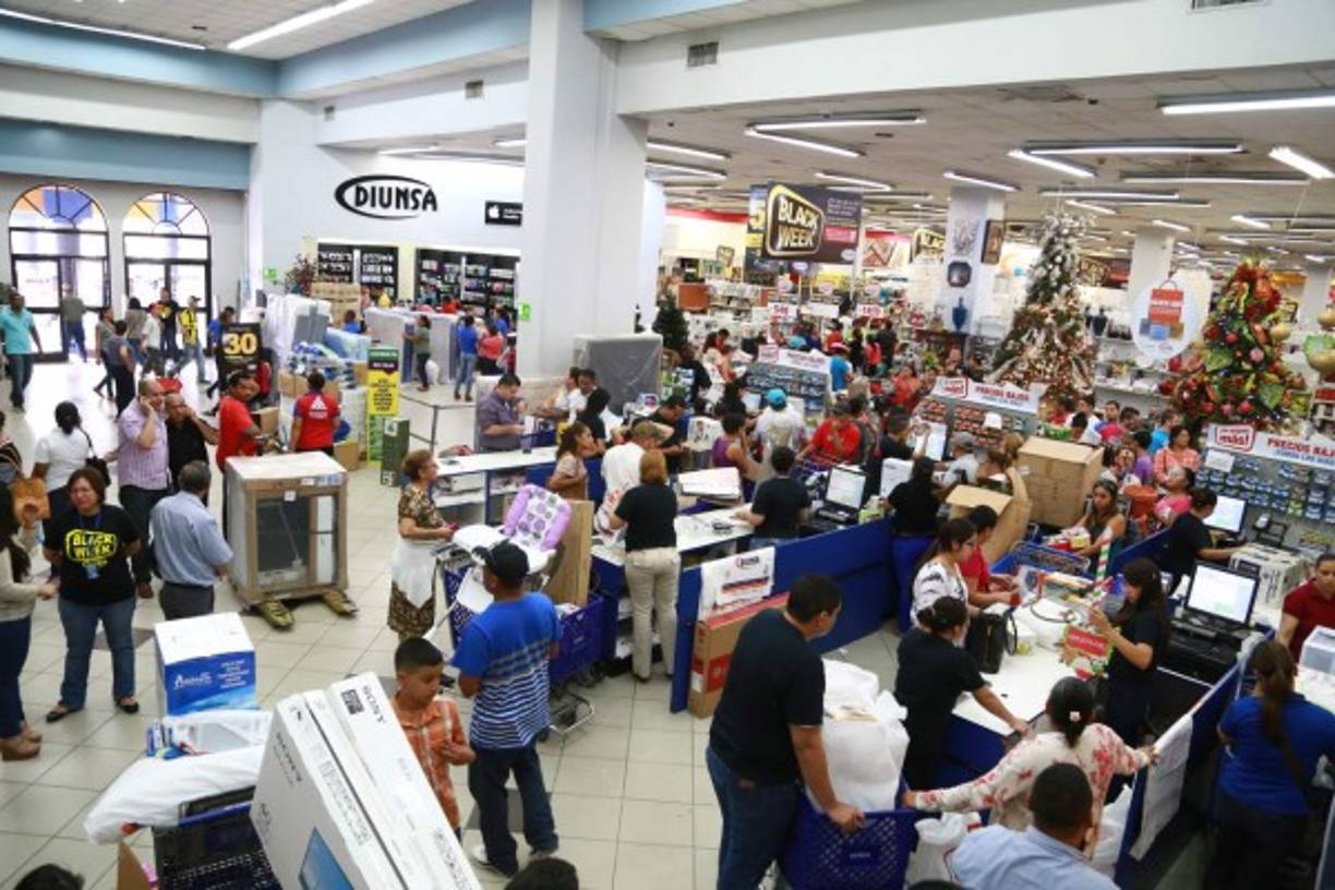 Los compradores buscaron las mejores ofertas en artículos electrónicos.