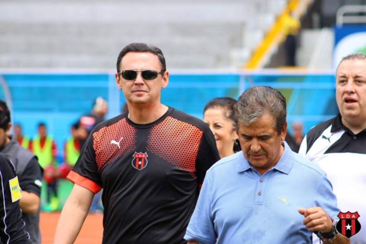 Jorge Luis Pinto se reunió con el presidente de la Liga Deportiva Alajuelense de Costa Rica, aseguran que fue una conversación por la amistad que los une. Cabe señalar que al DT se le venció su contrato con Honduras. Medios ticos informan que les recomendó varios jugadores hondureños.