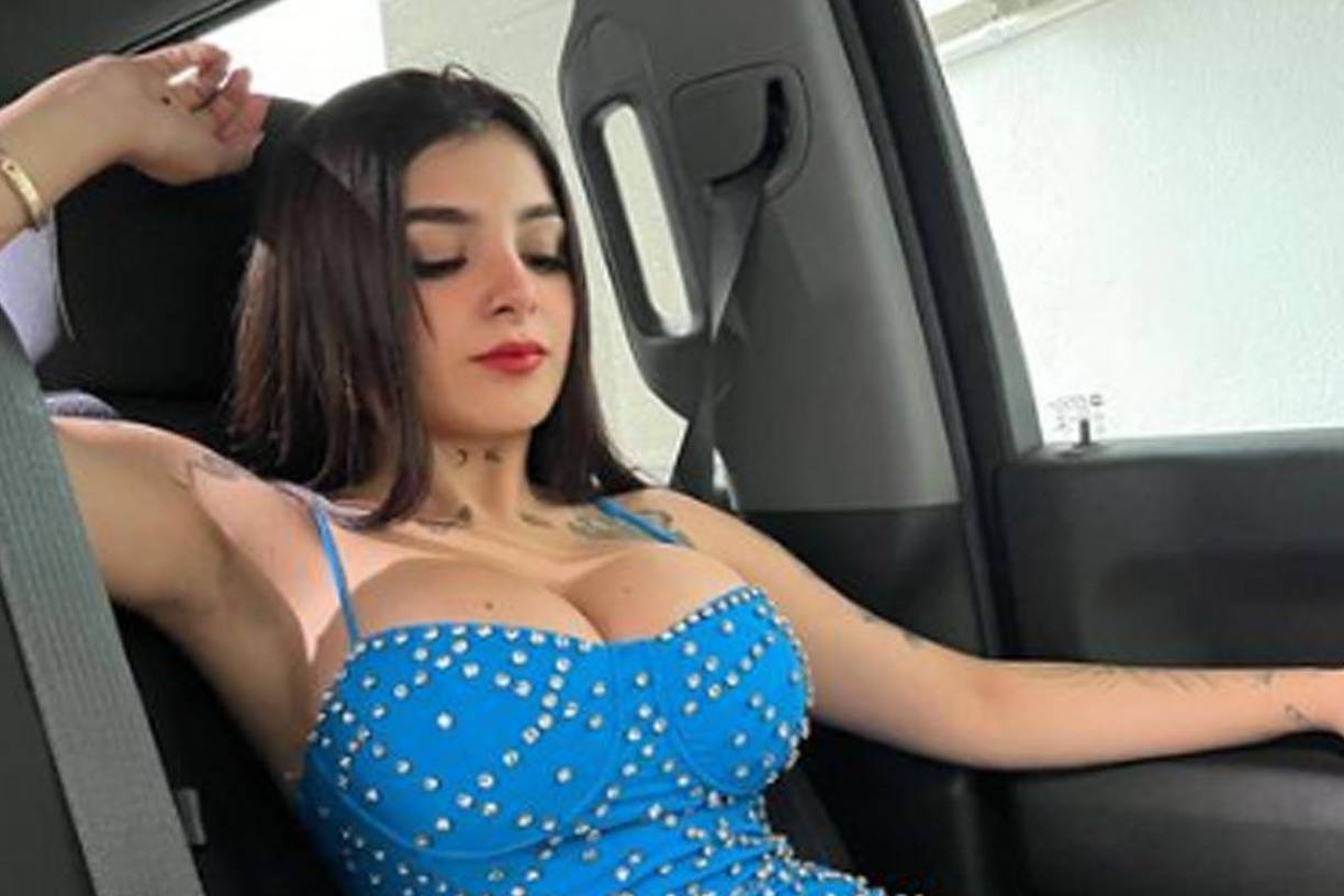 Karely Ruiz sorprendió a sus seguidores, al compartir en sus redes sociales una serie de fotografías donde lucía un llamativo sombrero norteño, adornado con pedrería. Sin embargo, lo que realmente emocionó a los seguidores de la modelo fue que en todas las imágenes aparecía sin ropa, cubierta únicamente con la bandera LGBT+.