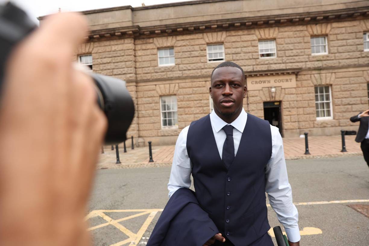 El diario ‘The Times’ publica que durante el juicio se informó al tribunal que Benjamin Mendy violó a tres mujeres en una noche tras una fiesta en su piscina de su aislada mansión de los horrores.
