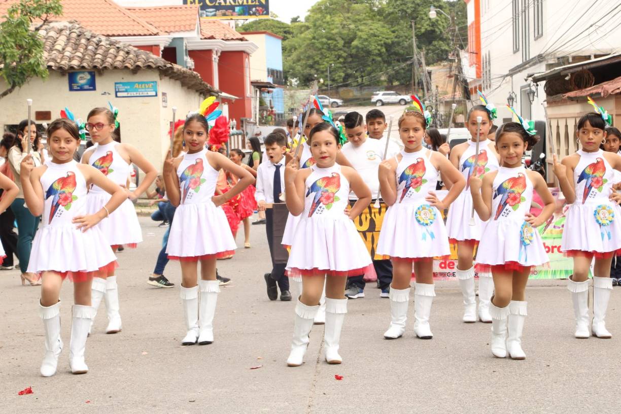 El desfile congregó a decenas de personas a lo largo de la calle Real Centenario para presenciar el desfile, que contó con la participación de al menos 11 instituciones educativas de Santa Rosa de Copán.