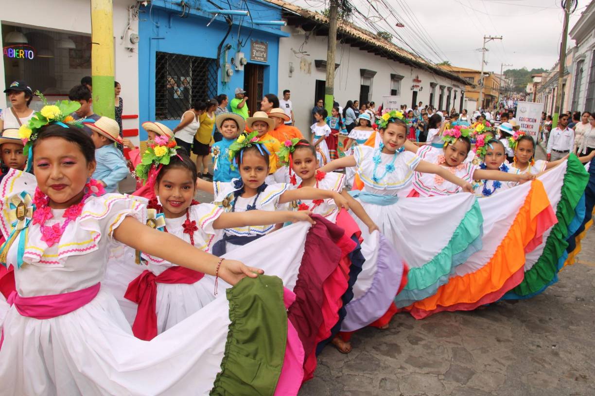 La ciudad de Santa Rosa de Copán se llenó de alegría y patriotismo en un desfile protagonizado por los centros de educación básica, en el marco de las festividades previas al 202 aniversario de la independencia de Honduras.
