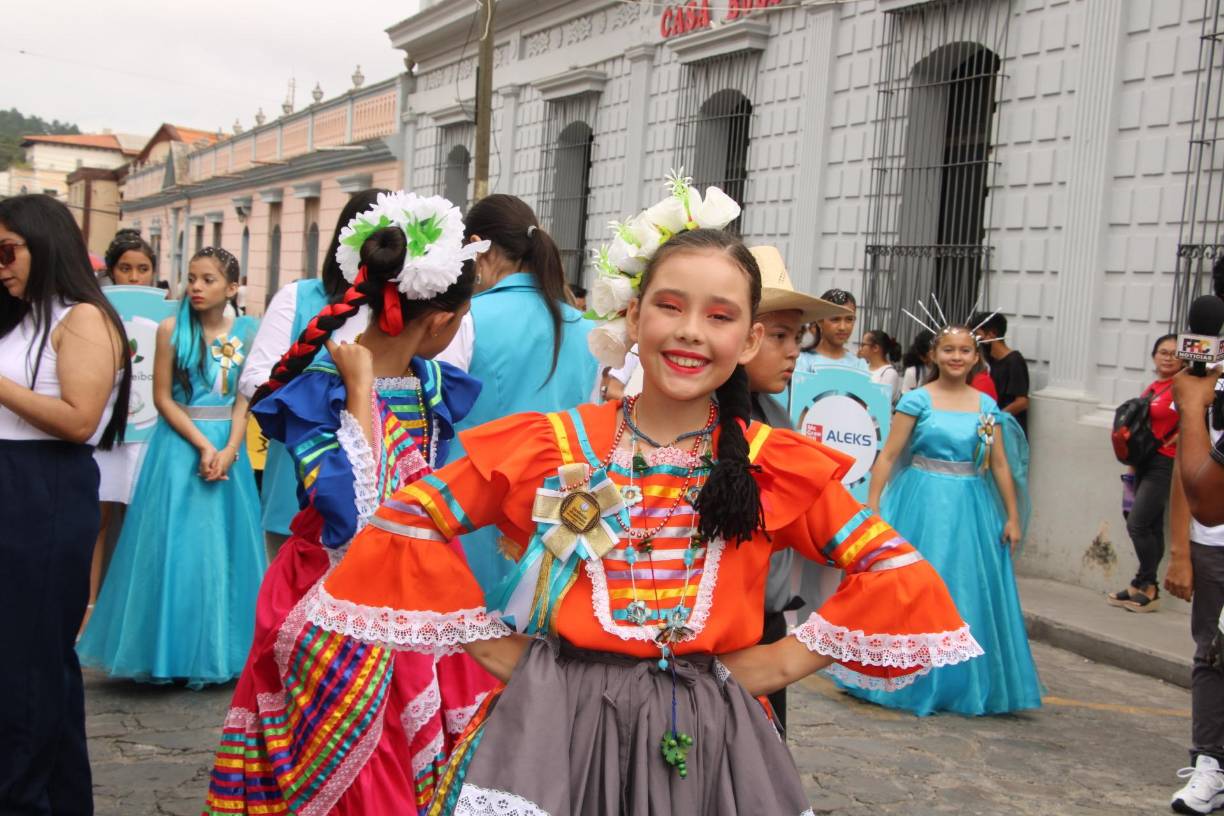 Los estudiantes desfilaron con alegría y representaron las tradiciones culturales de Honduras.