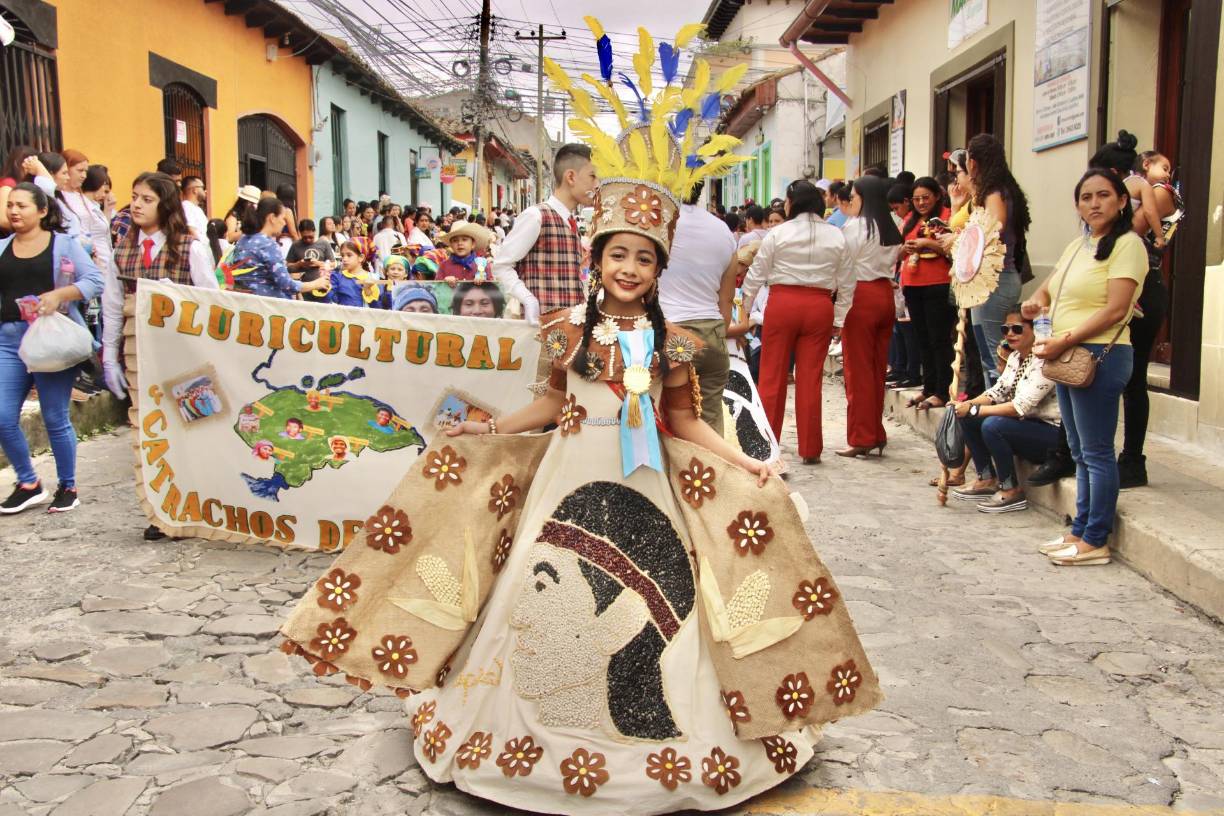 Uno de los bloques más destacados del desfile fue el de la escuela Manuel Bonilla, que rindió un emotivo homenaje a los pueblos originarios de Honduras. 