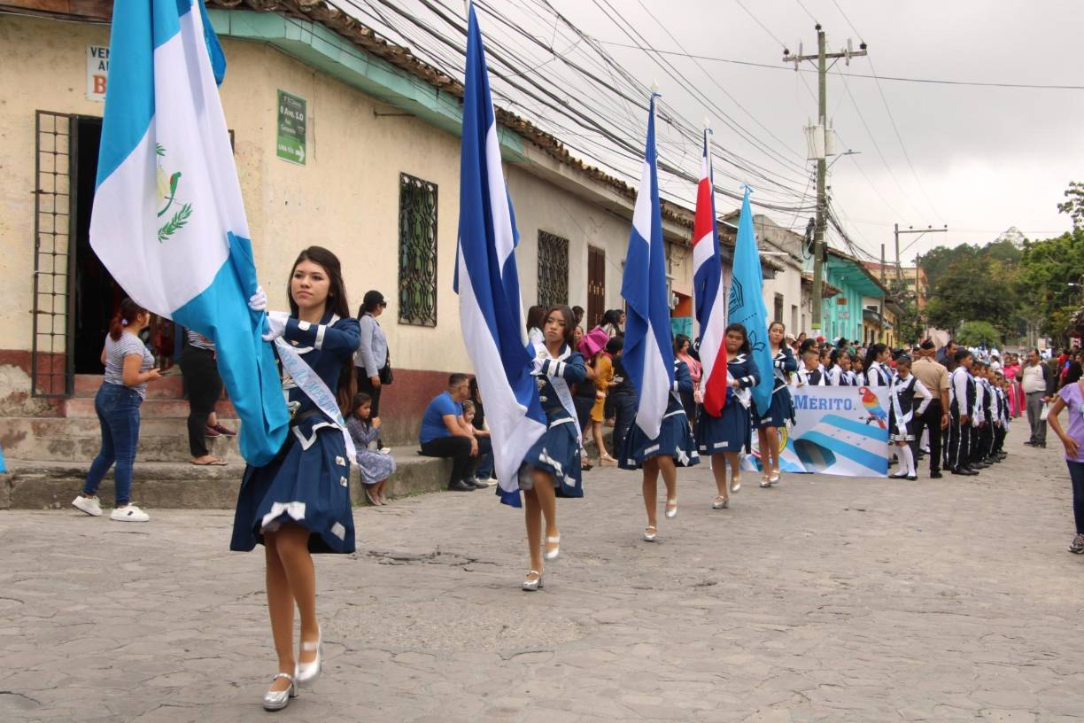 Las jovencitas con excelencia académica del centro de educación básica José María Medina dieron ejemplo de civismo y disciplina.