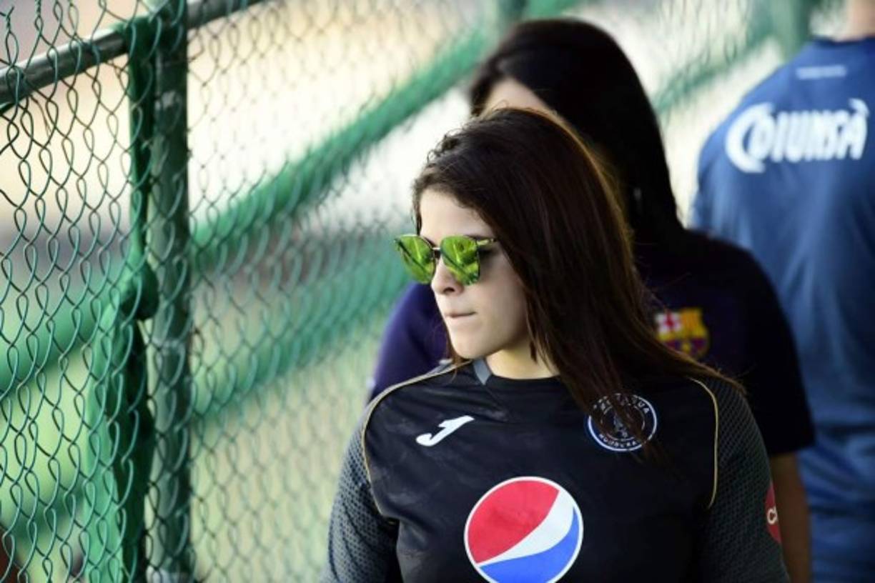 También llegaron bellas aficionadas del Motagua al estadio Excélsior.