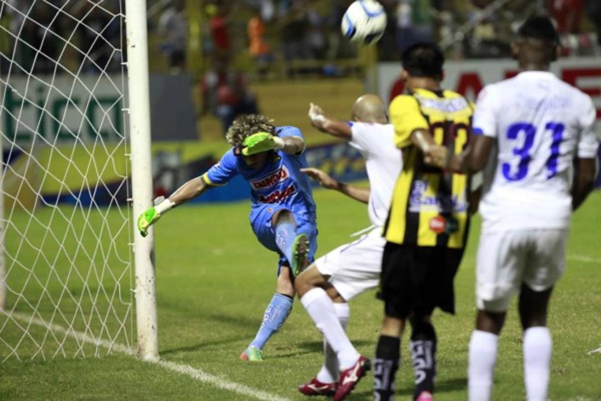 Kevin Hernández despeja el balón ante la presión de Omar Guerra.
