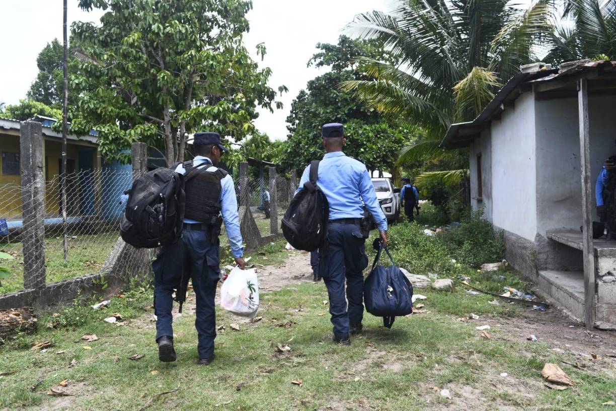 Los 13 vecinos de El Crique Las Marías fueron secuestrados por unos 50 individuos vestidos de militares que incendiaron bienes y motocargas.