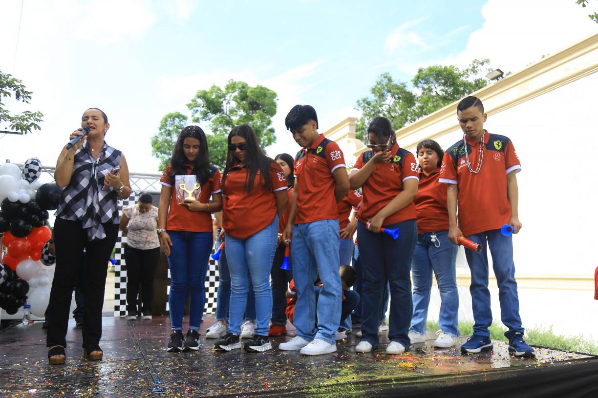 La directora Ana Cervantes dirigió una oración a Dios para pedir la bendición de este nuevo ciclo. 