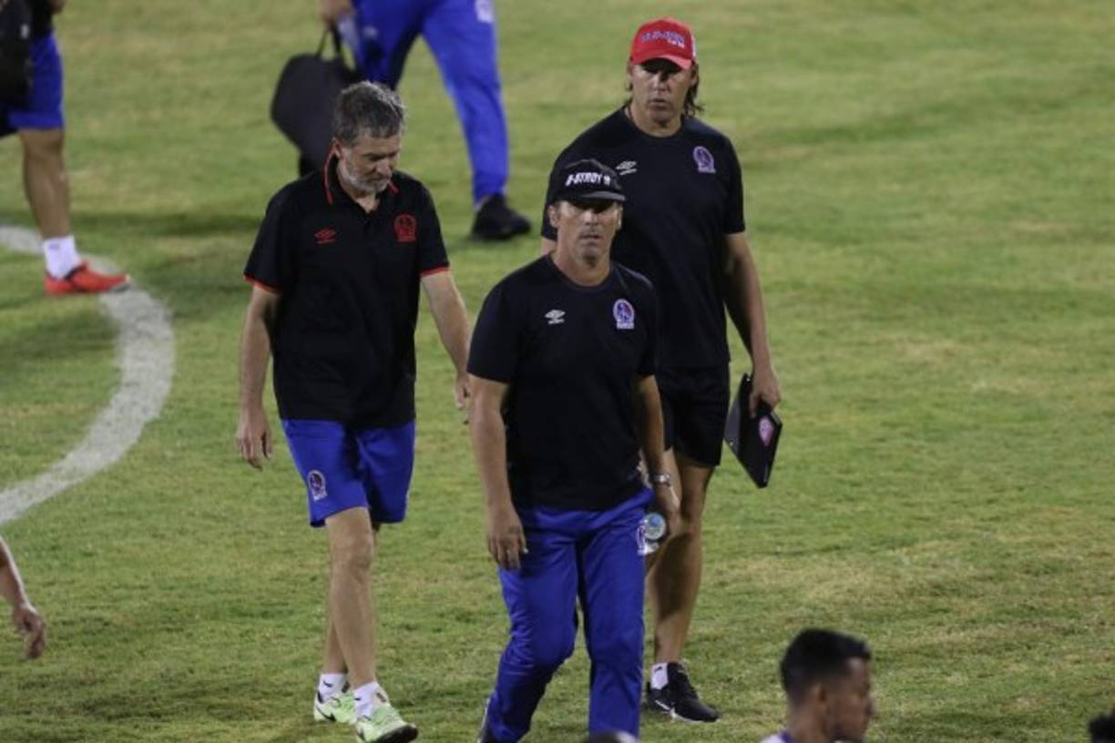 Una de las sorpresas fue que minutos antes del juego, se conoció que Pedro Troglio podría estar en el banquillo del Olimpia pese a que el pasado viernes se anunció que había sancionado de oficio.