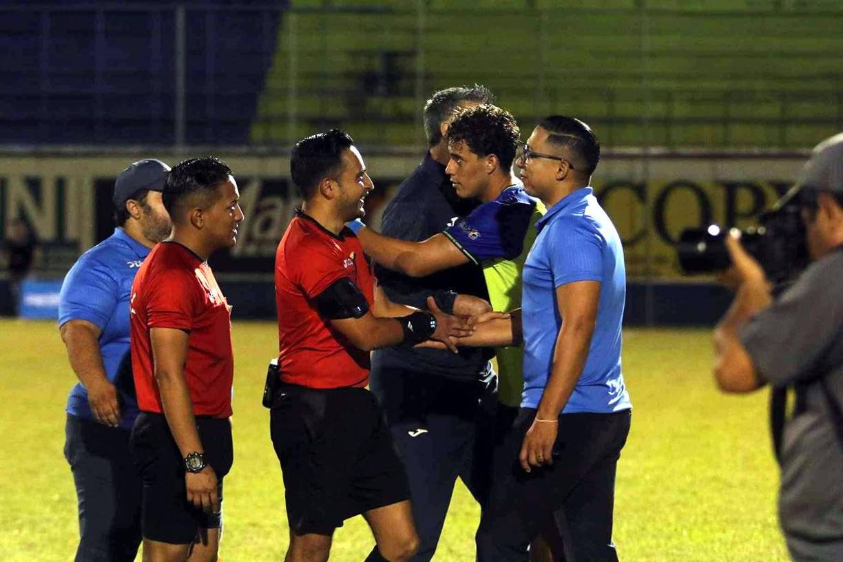 Ángel Tejeda se acercó para saludar a Diego Vázquez y Emilio Izaguirre a Saíd Martínez.