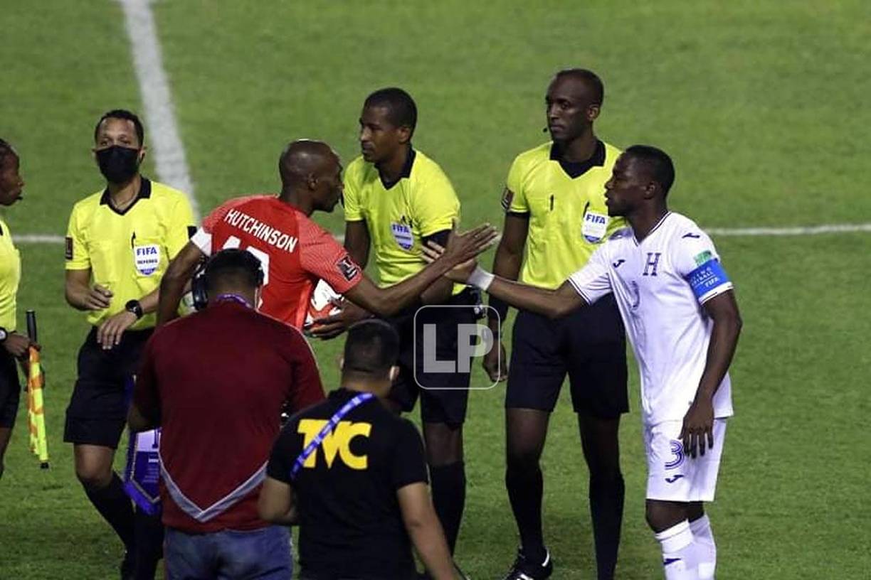 El saludo de los capitanes. Maynor Figueroa estrecha la mano de Atiba Hutchinson.