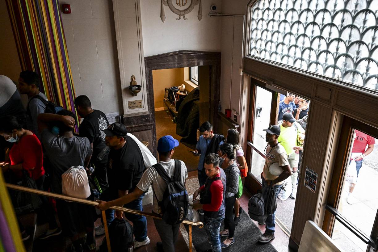 Edwin Sánchez es uno de los primeros en la fila. Salió de su Venezuela natal el 12 de mayo, lleva cinco días en San Antonio y espera llegar pronto a Nueva York, donde un conocido le prometió un trabajo. “Estamos esperando alguna ayudita. Con algún trabajo de un día o dos, podré pagar mi pasaje”, dice. 