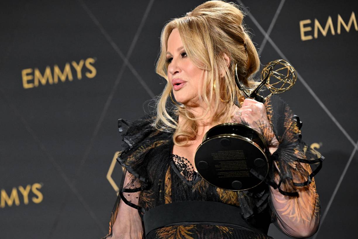 Mejor actriz de drama, Jennifer Coolidge, de “The White Lotus”.
