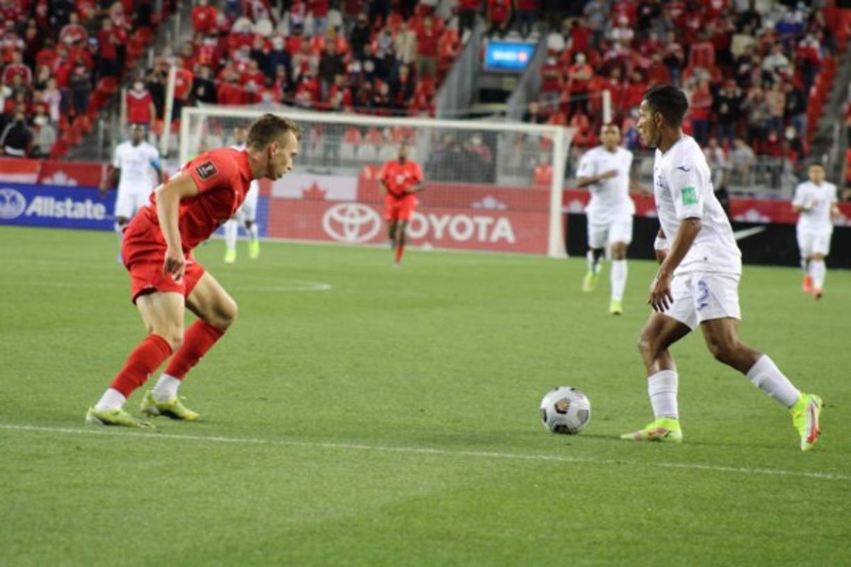 Bryan Moya tratando de eludir la marca de un defensa canadiense.
