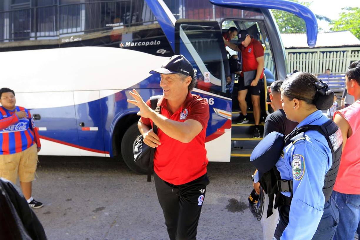 Pedro Troglio saludando muy alegre a las personas que lo recibieron en la entrada al estadio Ceibeño.