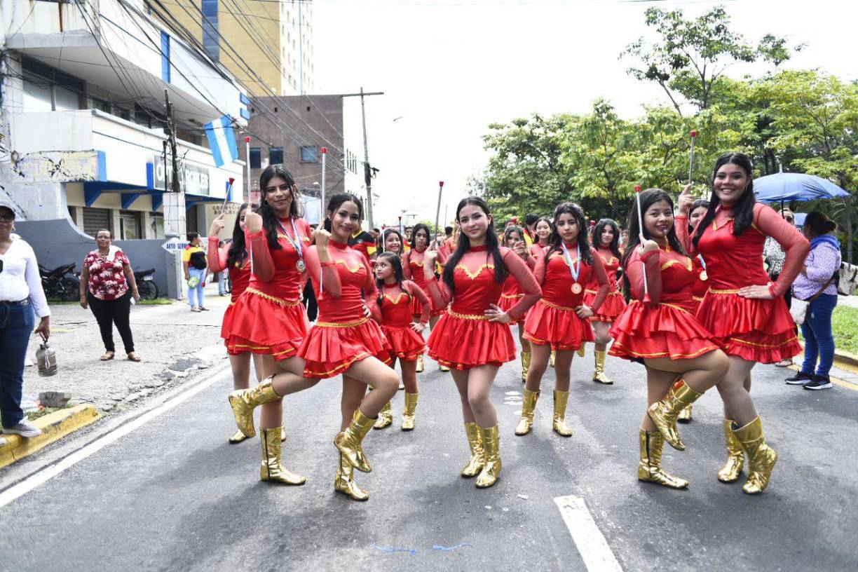 Cada centro lleva su cuadro de escoltas de banderas, palillonas, pomponeras, banderas, identidad nacional y medio ambiente.