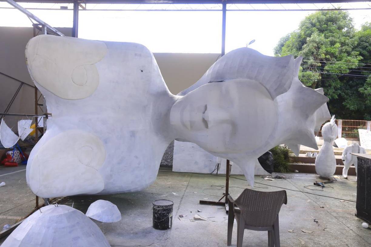 Esta escultura representa una mujer garífuna con un caracol en la cabeza.