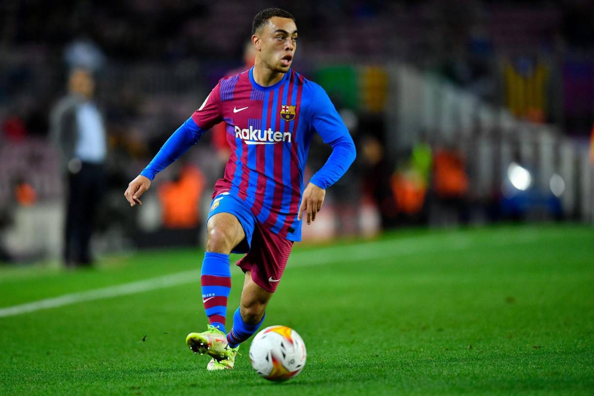 El lateral estadounidense Sergiño Dest está muy feliz en el FC Barcelona y no piensa en irse, su relación con Xavi Hernández es especial y está muy ilusionado con la nueva temporada, según apunta el periodista Achraf Ben Ayad.