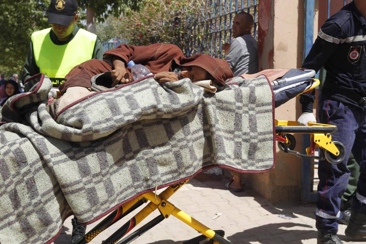 Efectivos sanitarios y de seguridad auxilian a la población de Amizmiz, situado a unos 30 kilómetros del epicentro del terremoto, en las faldas del Atlas. EFE/ María Traspaderne 