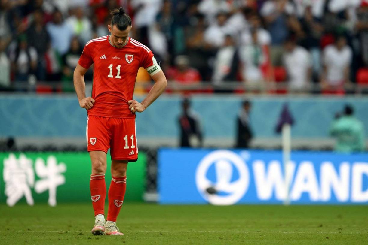 Gareth Bale, cabizbajo por la dolorosa derrota de Gales contra Irán.