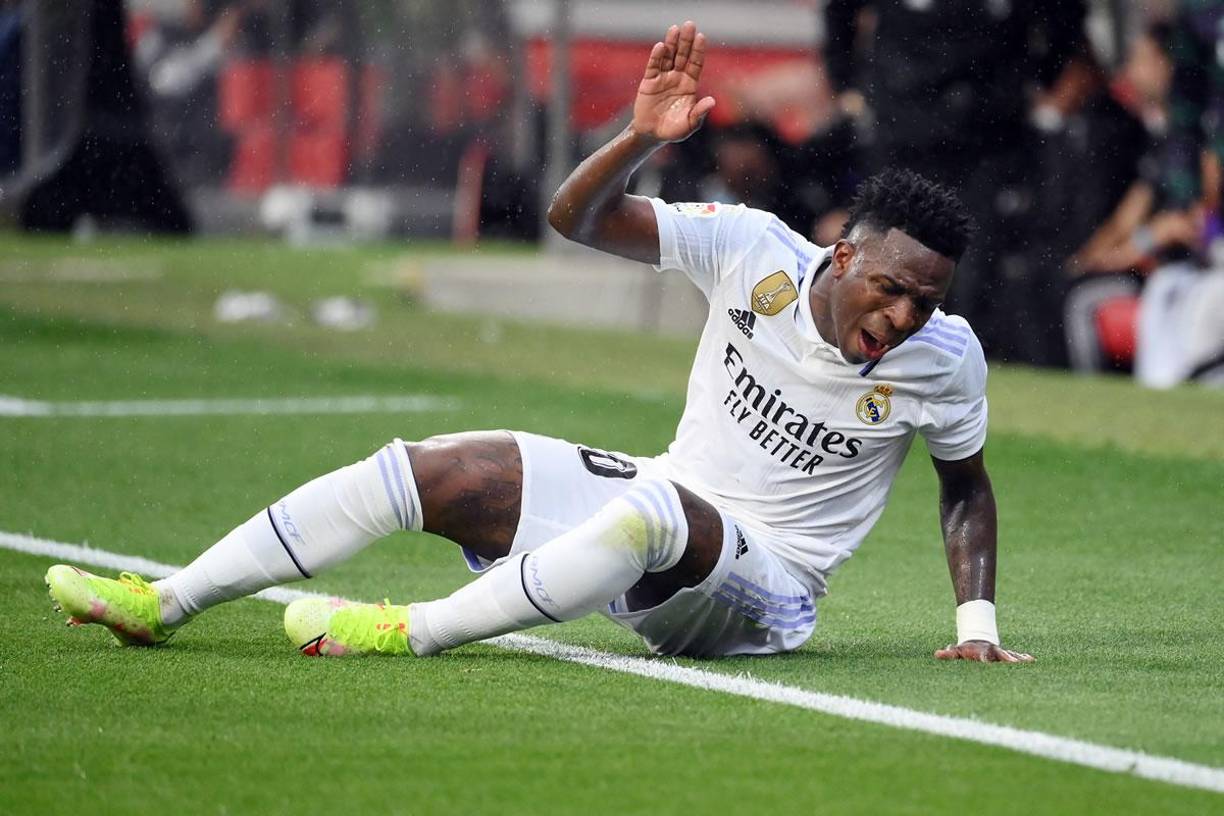 El enfado de Vinicius tras recibir una falta que el árbitro Javier Iglesias Villanueva no pitó.